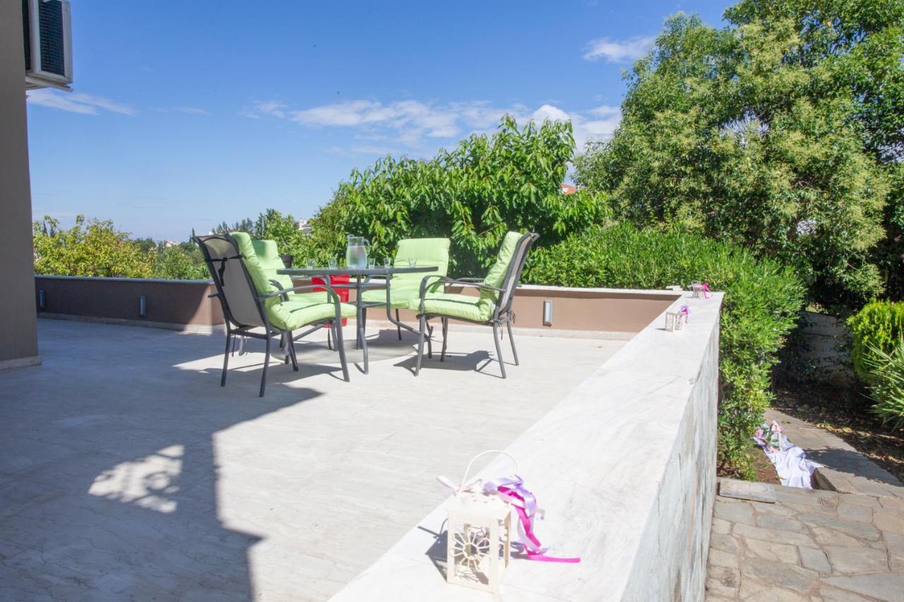 Τraditional Fully Detached Villa On A Luxurious Hillock Of Thessaloniki With Its Own Garden Also For Family & Wedding Gatherings For 10 To 25 People Only 15 Minutes From Airport Екстер'єр фото